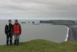 My dva na útesu, za námi nejjižnější výběžek Islandu - mys Dyrhólaey