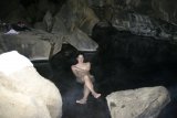 Pod zlomem jsou jeskyně Grjótagjá jezírky s horkou vodou