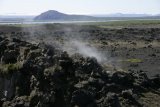 Neklidná země - na mnoha místech mezi Mývatnem a Námafjallem je země porušená a uniká zde pára