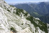 Stoupání po suťových polích, v zadu se objevují Totes Gebirge