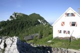 Traunsteinhaus (1580 m.n.m.), v pozadí Gmundnerhütte