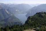 Traunsee od Gmundnerhütte, na konci jezera městečko Ebensee a na obzoru ledovec Dachstein