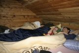 Přespání v Gmundnerhütte - společná noclehárna na matracích (Gábina, Evička, Martin)