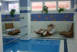 Michal u bazénu (odpočívá po sauně)