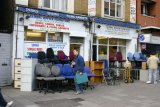 Holloway Road - typická ulice vzdálenějšího centra či předměstí
Prodejná kancelářského nábytku