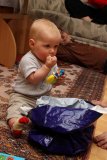 Holky doma - Adélka krámuje hračky z tašky