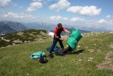 Paragliding - Tonda vybaluje padák