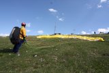 Paragliding - roztažený padák před startem