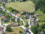 Paragliding - náš domeček v Obertraunu (ten s jasně červenou střechou uprstřed)