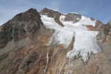 Ledovec a severní strana Wildspitze (vzadu, před ní Ötztaler Urkund)