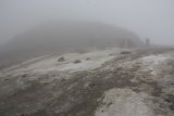 V mlze lze tušit konec ledovce a nástup na vrchol Wildspitze (3670 mnm)