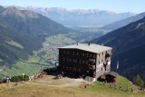 Chata Elferhütte, Stubaital a v pozadí Nordkette nad Innsbruckem