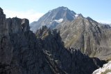 Elferkofel s věžičkou a trasa feráty Elferkofel. V pozadí Zwölfer.