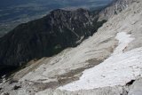 Dole je údolí Halltal, vlevo střecha Bettelwurfhütte a vpravo na paloučku St. Magdalena