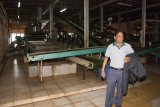 Čajová továrna Uva Halpewatte - náš průvodce a za ním drtící stroj