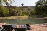 Bazén v kempu s výhledem na Waterberg Plateau