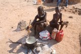 Himbská vesnice - děti pomáhají s vařením