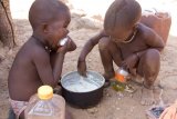 Himbská vesnice - děti jedí kaši