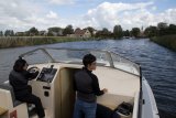 Gabriela řídí loď na kanálu