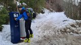 Začátek skialpinistické trasy s automatem na vstupenky